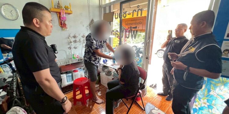 ตำรวจ ปคบ.รวบ 4 หมอฟันเถื่อน เปิดบ้านจัดฟันแฟชั่น-ทำฟันปลอม Delivery ริมทาง สุดอันตรายเสี่ยงติดเชื้อ