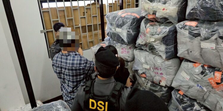 DSI ตรวจค้นโกดังเก็บเสื้อผ้าละเมิดเครื่องหมายการค้ารายใหญ่ย่านบางนาและประเวศ 