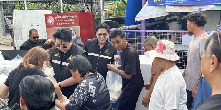 นนทบุรี ดร.ปราบ นำข้าวกล่อง 2,000 กล่อง พร้อมน้ำดื่ม แจกจ่ายช่วยเหลือชาวบ้านที่ประสบภัยน้ำท่วม