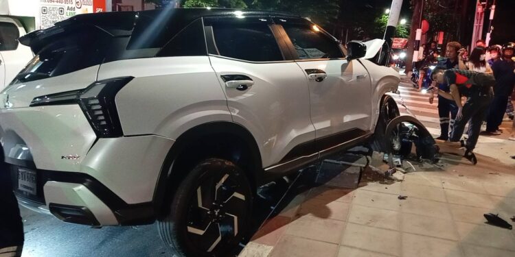 สาวซิ่งเก๋งไฟฟ้าฝ่าไฟแดงสี่แยกทุ่งครุ ชนเก๋งBMW ก่อนข้ามเลนกวาด จยย. 2 คัน ดับ 1 เจ็บ 3