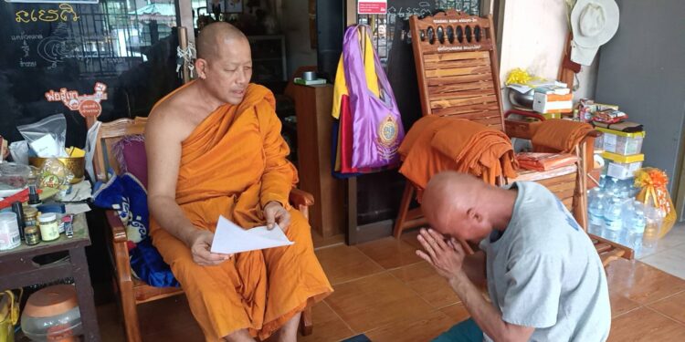 ปราจีนบุรี – หนุ่มตีเนียนฉกเงินเก้าพันในย่ามพระไปแจกสาว