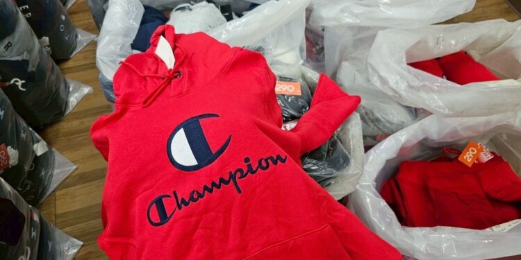 DSI จับเสื้อละเมิดลิขสิทธิ์ 3 หมื่นชิ้น ซุกโกดังย่านบางนา