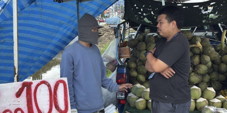 นนทบุรี คลิป หนุ่มขายมะพร้าวโดนซ้ำรอบสอง! หญิงวัยกลางคนโชว์ซื้อมะพร้าวสลิปปลอมอ้าง เสียทั้งของทั้งเงินสดก่อนเผ่นขึ้นแท็กซี่หนี