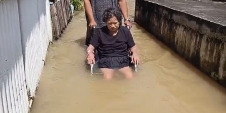 นนทบุรี คลิป น้ำท่วมเกาะเกร็ดสุดสะเทือนใจ ญาติอุ้มคุณป้าป่วยกลับจากโรงพยาบาล เข็นวีลแชร์ลุยน้ำกลับบ้าน ท่วมมิดรถเข็น วอนรัฐช่วยเหลือ