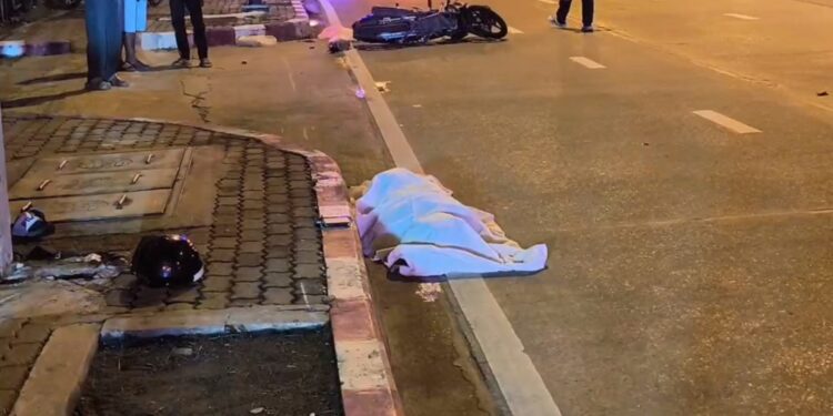 นนทบุรี หนุ่มรปภ. ขับขี่รถจยย. เสียหลักพุ่งชนขอบทางดับ คาดหลับในหลังกลับจากทำงาน