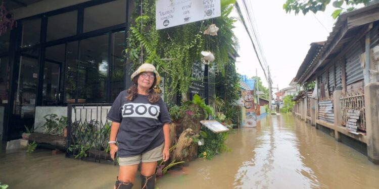 นนทบุรี ชาวเกาะเกร็ดเดือดร้อนหนัก! บ้านจมน้ำ–บันไดพัง ไม่มีที่อยู่ ต้องอพยพมานอนศาลาวัด ชาวบ้านต้องพึ่งกันเองในชุมชน