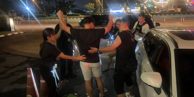 *ไม่รอด! สตม.สกัดจับจีนเทาคารถหรู หลังก่อคดียักยอกทรัพย์ หอบ 250 ล้าน แปลงสัญชาติ หนีหมายจับตำรวจสากลล่องหนนาน 7 ปี*