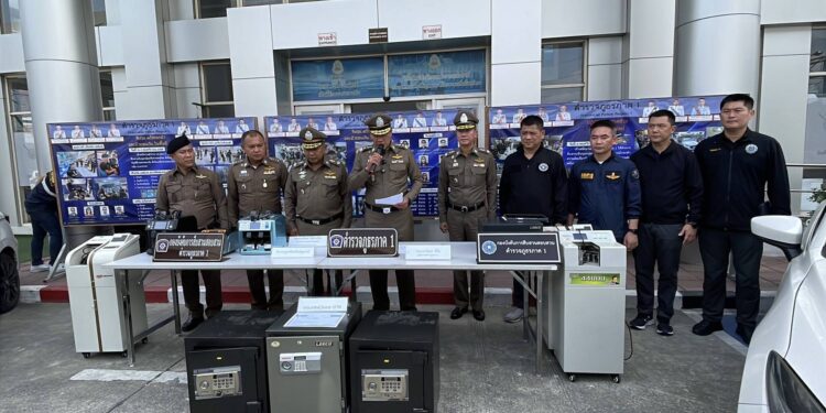 ปทุมธานี ผบช.ภ.1 แถลง ทลายเว็บพนันออนไลน์ -จับสแกมเมอร์บัญชีคอกม้า