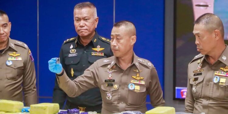 ตำรวจสายตรวจปฏิบัติการพิเศษ รวบสองสาวขนยาบ้า 50 กระสอบ จำนวน 10 ล้านเม็ด ยึดของกลางรวมมูลค่า 500 ล้านบาท 