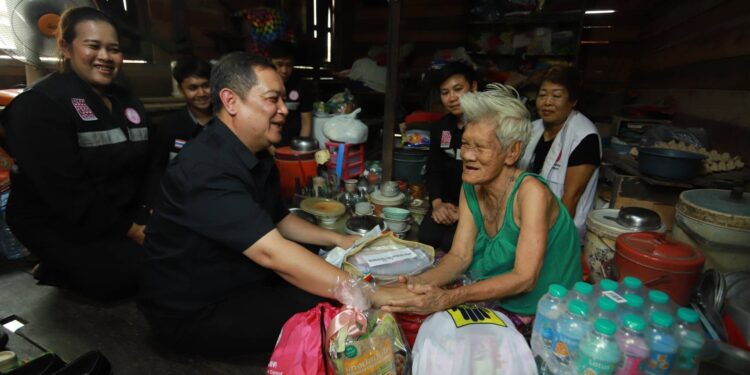 ปทุมธานี ผู้ว่าฯปทุมธานี รุดเยี่ยมยายตาบอดวัย 82 ปีถูกน้ำท่วมอยู่เพียงลำพัง
