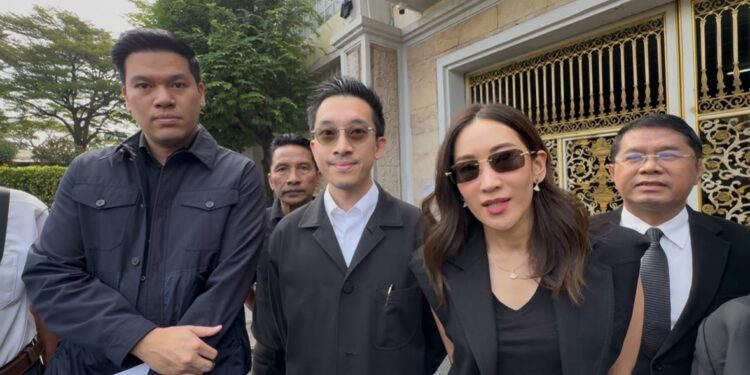 เอม – 2 เขย” ปลื้ม!! “ทักษิณ” เล่นโยคะช่วยผ่อนคลาย