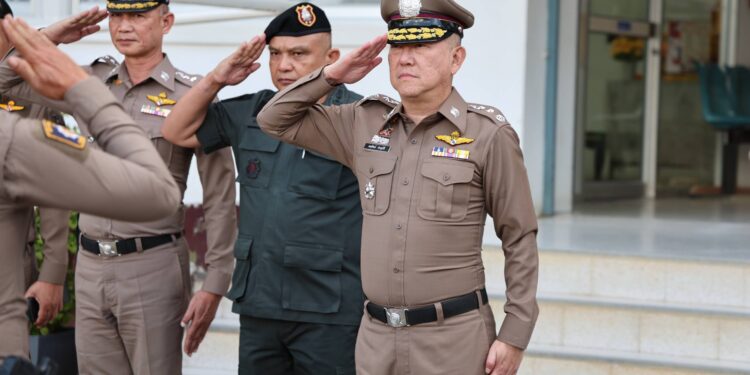 ผบช.ภ.3 ตรวจราชการ สภ.กาบเชิง เน้นย้ำมาตรการป้องกันสแกมเมอร์และเสาสัญญาณข้ามแดน เพื่อความปลอดภัยและมั่นคงในพื้นที่ชายแดนสุรินทร์