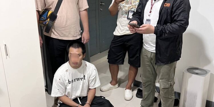 สืบ 9 ร่วม สน.สุทธิสาร บุกจับ ‘อาหลิว’ คนคุมม้าแก๊งสแกมเมอร์ ตระเวนพา บช.ม้ากดเงิน ตุ๋นคนสมัครงานหารายได้พิเศษ 