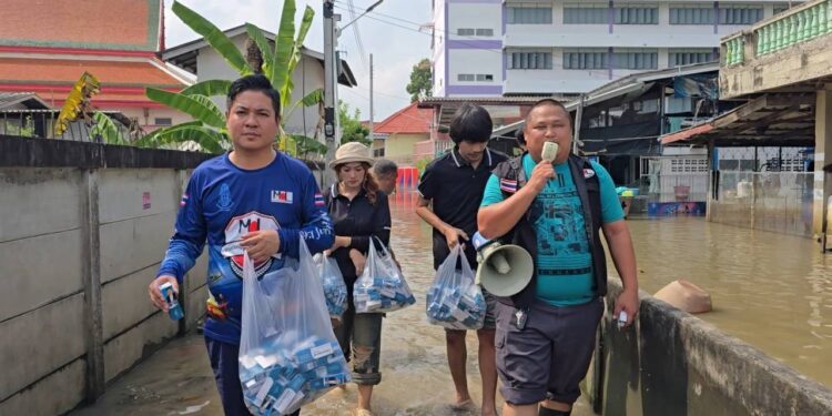 นนทบุรี ลุยต่อเนื่อง! “อดีต สจ.บอย” พร้อมทีมงาน ลงพื้นที่ 3 ชุมชน ริมแม่น้ำเจ้าพระยา มอบครีมแก้เชื้อรา น้ำกัดเท้า จำนวน 800 ชุด เพื่อบรรเทาความเดือดร้อนผู้ประสบปัญหาน้ำท่วม