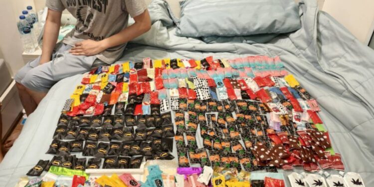 “ 191 รวบนักธุรกิจหนุ่มซุกพอตเค คาคอนโด” ตามนโยบายของรัฐบาลให้เจ้าหน้าที่ของภาครัฐปราบปรามการแพร่ระบาดของยาเสพติดและสิ่งผิดกฎหมาย