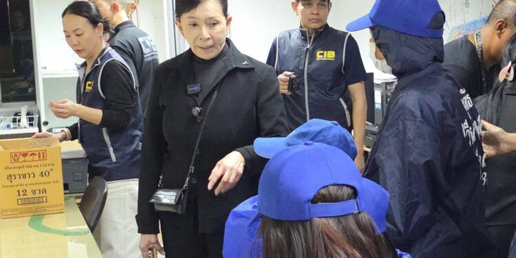 กรุงเทพฯ “ปวีณา” จับมือ ปคม. ช่วยเหลือ ด.ญ.ชาวไทยใหญ่ อายุ 14 ปี 2 ราย ถูกหลอกไปทำงานเสิร์ฟเหล้าในร้านคาราโอเกะ ย่านลำสาลี กรุงเทพฯ แม่เกรงว่าลูกจะถูกพาไปขายบริการ เพราะมีรูปภาพคลิปของลูกสาวคล้ายคนเมาไม่ได้สติ แม่ ด.ญ.14 ปี ทั้ง 2 ราย เข้าร้อง “ปวีณา”