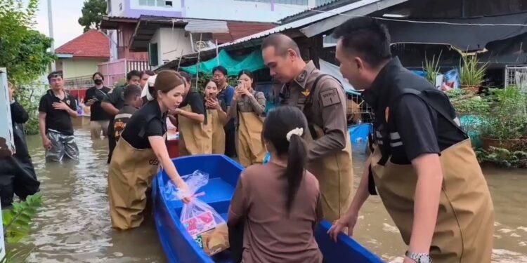 นนทบุรี “ผู้การฯนนท์” นำทีมลุยน้ำมอบถุงยังชีพ 160 ชุด ช่วยเหลือชุมชนวัดตาล เดือดร้อนน้ำท่วมนานกว่า 3 เดือน