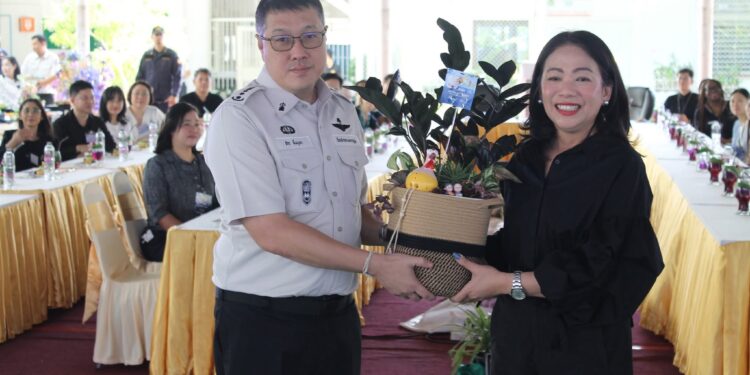 ผู้เข้าร่วมการประชุมวิจัยนานาชาติ The 24th Asian AHRD Research Conference 2025   เยี่ยมชม ดูงานเรือนจำกลางนครปฐม 