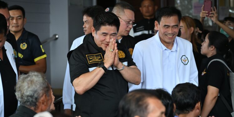 นครปฐม-รองนายกฯ และรมว.เกษตรฯพร้อมคณะลงพื้นทีตรวจติดตามจุดก่อสร้างโครงการประตูระบายน้ำแม่น้ำท่าจีน ที่นครปฐม