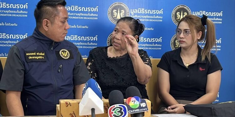 นนทบุรี ลูกสาวหลั่งน้ำตาต่อหน้าทนายดัง หลังพ่อผ่าตัดพบไส้ทะลักก่อนเสียชีวิตอนาถใน รพ.อ้างหัวใจวายเอง 