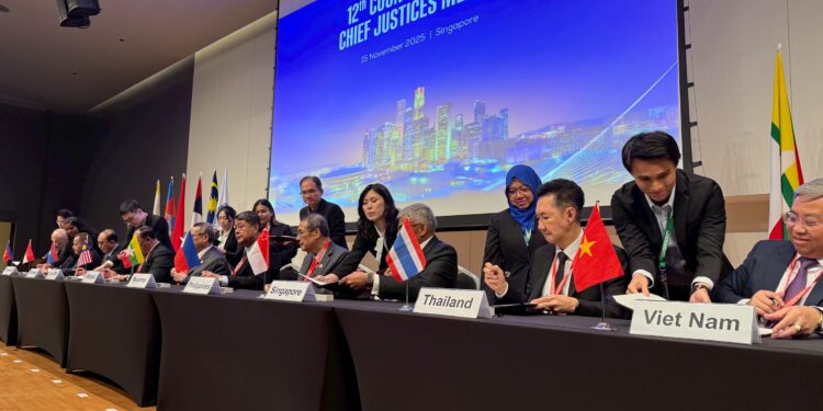 ประธานศาลฎีกา เข้าร่วมการประชุมสภาประธานศาลสูงสุดอาเซียน ครั้งที่ 12 และสมาคมกฎหมายอาเซียน ครั้งที่ 46 ณ สิงคโปร์ เดินหน้าขยายความร่วมมือด้านกฎหมายอาเซียน ยกระดับมาตรฐานยุติธรรมไทย พร้อมเสริมบทบาทศาลไทยในเวทีภูมิภาค