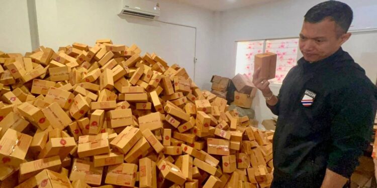 จับอดีตแม่ค้าออนไลน์ เปิดโรงงานย่อม ๆ แพ็กพัสดุหลอกเก็บเงินปลายทางทั่วประเทศ ยึดของกลางกว่า 20,000 ชิ้น เงินหมุนวันละ 8 หมื่นบาท!!