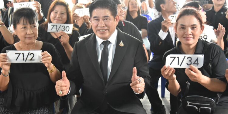 รองนายกรัฐมนตรีและรัฐมนตรีว่าการกระทรวงเกษตรและสหกรณ์ พร้อมด้วยรัฐมนตรีว่าการกระทรวงการพัฒนาสังคมและความมั่นคงของมนุษย์