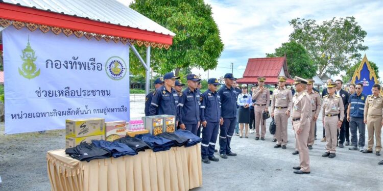  ผู้บัญชาการทหารเรือ ตรวจเยี่ยมหน่วยเฉพาะกิจผลักดันน้ำจังหวัดฉะเชิงเทรา เพื่อติดตามสถานการณ์น้ำ และเยี่ยมบำรุงขวัญกำลังพล หน่วยเฉพาะกิจเรือผลักดันน้ำ ในพื้นที่จังหวัดฉะเชิงเทรา