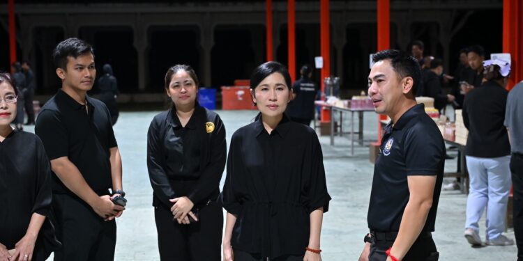 นครปฐม-อำนวยความสะดวกให้กับประชาชนจากจังหวัดกระบี่ ที่เดินทางมาเข้าเฝ้าฯ กราบถวายบังคมพระบรมศพ สมเด็จพระนางเจ้าสิริกิติ์ พระบรมราชินีนาถ พระบรมราชชนนีพันปีหลวง ////// ณ ศูนย์ต้อนรับและอำนวยความสะดวก พุทธมณฑล ก่อนเดินทางเข้าสู่พระที่นั่งดุสิตมหาปราสาท พระบรมมหาราชวัง