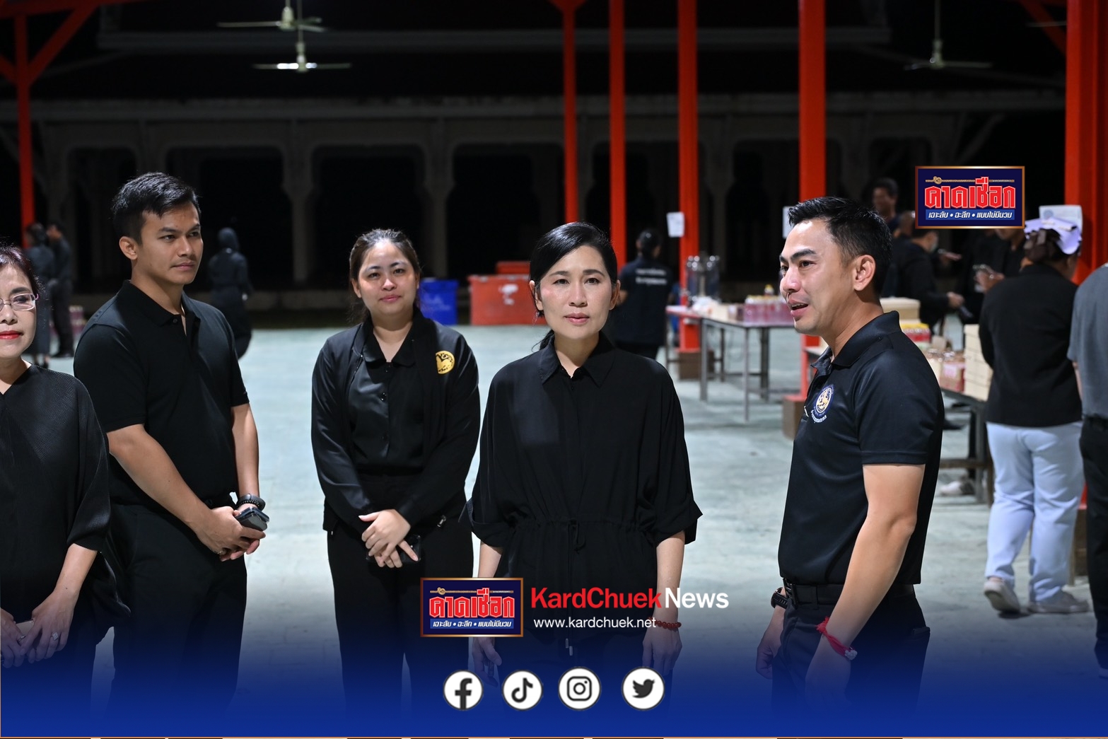 นครปฐม-อำนวยความสะดวกให้กับประชาชนจากจังหวัดกระบี่ ที่เดินทางมาเข้าเฝ้าฯ กราบถวายบังคมพระบรมศพ สมเด็จพระนางเจ้าสิริกิติ์ พระบรมราชินีนาถ พระบรมราชชนนีพันปีหลวง ////// ณ ศูนย์ต้อนรับและอำนวยความสะดวก พุทธมณฑล ก่อนเดินทางเข้าสู่พระที่นั่งดุสิตมหาปราสาท พระบรมมหาราชวัง