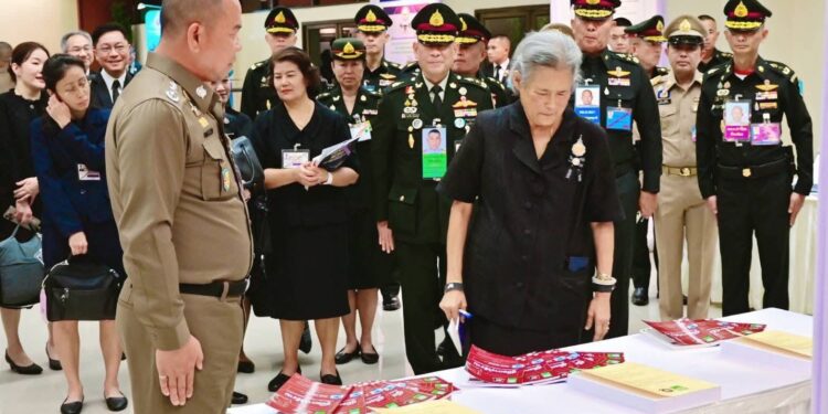 พลตำรวจโท ศักดิ์รพี เพรียวพานิช ผู้บัญชาการโรงเรียนนายร้อยตำรวจ พร้อมด้วยอาจารย์คณะตำรวจศาสตร์ โรงเรียนนายร้อยตำรวจ ได้กราบบังคมทูลรายงานผลงานทางวิชาการ แด่พลเอกหญิง สมเด็จพระกนิษฐาธิราชเจ้า กรมสมเด็จพระเทพรัตนราชสุดาฯ สยามบรมราชกุมารีฯ ในงานนิทรรศการวิชาการเฉลิมพระเกียรติพลเอกหญิง สมเด็จพระกนิษฐาธิราชเจ้า กรมสมเด็จพระเทพรัตนราชสุดาฯ สยามบรมราชกุมารีฯ เนื่องในโอกาสทรงเจริญพระชนมายุ ครบ 70 พรรษา วันที่ 2 เมษายน 2568 และครบรอบ 45 ปี แห่งการเสด็จพระราชดำเนินมาทรงสอนนักเรียนนายร้อย