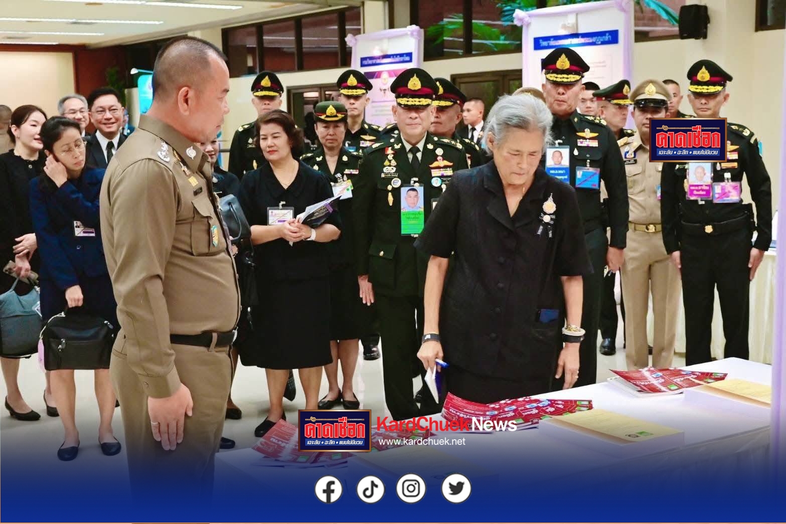 พลตำรวจโท ศักดิ์รพี เพรียวพานิช ผู้บัญชาการโรงเรียนนายร้อยตำรวจ พร้อมด้วยอาจารย์คณะตำรวจศาสตร์ โรงเรียนนายร้อยตำรวจ ได้กราบบังคมทูลรายงานผลงานทางวิชาการ แด่พลเอกหญิง สมเด็จพระกนิษฐาธิราชเจ้า กรมสมเด็จพระเทพรัตนราชสุดาฯ สยามบรมราชกุมารีฯ ในงานนิทรรศการวิชาการเฉลิมพระเกียรติพลเอกหญิง สมเด็จพระกนิษฐาธิราชเจ้า กรมสมเด็จพระเทพรัตนราชสุดาฯ สยามบรมราชกุมารีฯ เนื่องในโอกาสทรงเจริญพระชนมายุ ครบ 70 พรรษา วันที่ 2 เมษายน 2568 และครบรอบ 45 ปี แห่งการเสด็จพระราชดำเนินมาทรงสอนนักเรียนนายร้อย