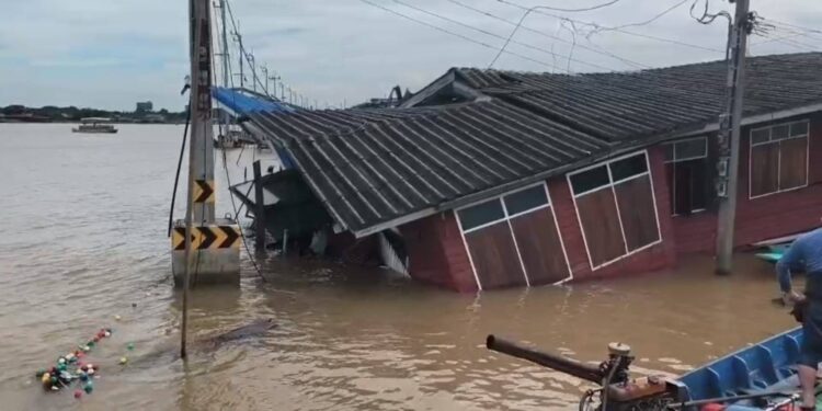 นนทบุรี ระทึก เรือหัวลากชนบ้านริมน้ำพัง 3 หลังกลางดึก สาเหตุพวงมาลัยขัดข้อง 