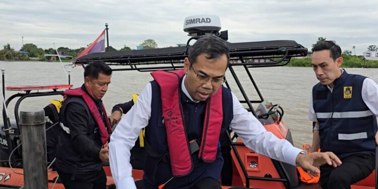 นนทบุรี ต่อข่าว ผู้ว่านนท์ลงพื้นที่เรือชนบ้านพังมอบถุงยังชีพช่วยเหลือชาวบ้านเร่งตรวจสอบ