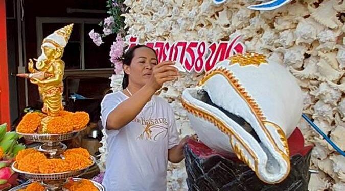 บ้านสังข์แม่กำไล โดยแม่กำไล หวังประกอบกุล เปิดบริการอาบน้ำมนต์ “มหาสังข์มงคลวนขวา” ขนาด 1 เมตร แห่งแรกในประเทศไทย