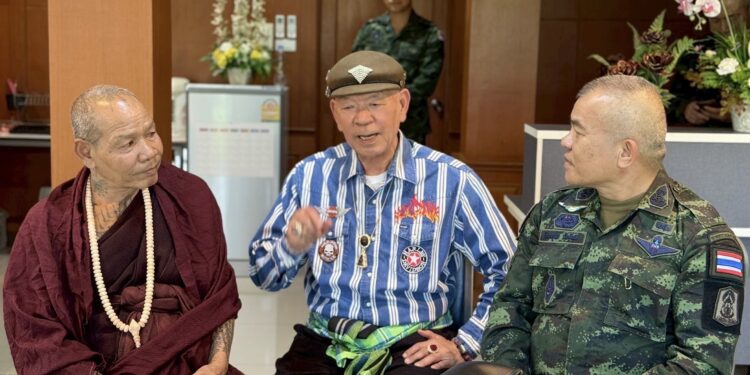 เจ้าคุณไพโรจน์ วัดห้วยมงคล มอบหลวงปู่ทวดรุ่นปาฏิหาริย์ 5,000 องค์ แก่แม่ทัพภาคที่ 2 เพื่อมอบแก่กำลังพลชายแดน