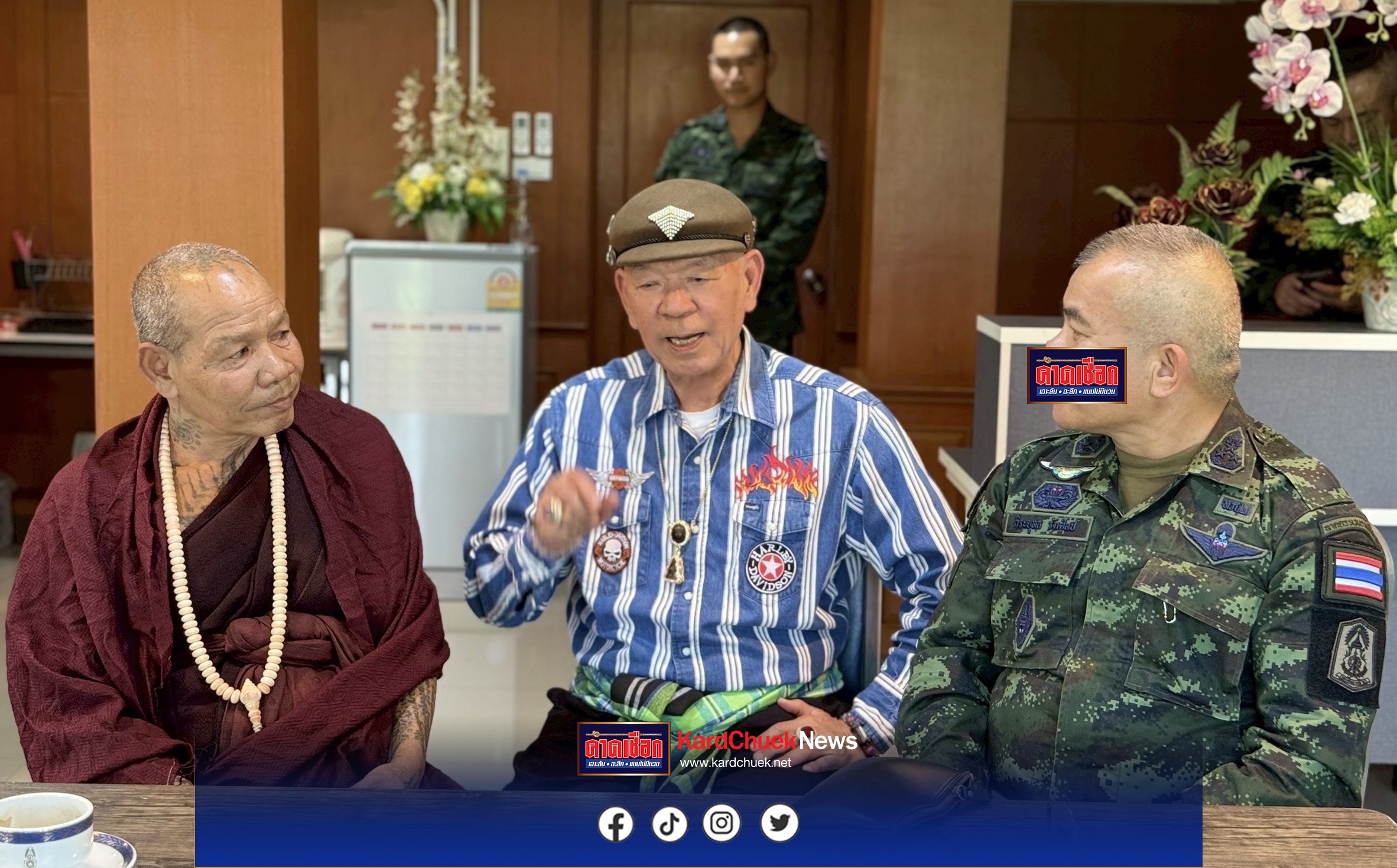 เจ้าคุณไพโรจน์ วัดห้วยมงคล มอบหลวงปู่ทวดรุ่นปาฏิหาริย์ 5,000 องค์ แก่แม่ทัพภาคที่ 2 เพื่อมอบแก่กำลังพลชายแดน