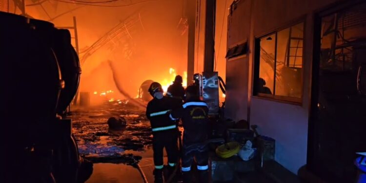 นนทบุรี คลิป ระทึก! ไฟไหม้โรงงานผลิตแท็งก์น้ำกลางดึก ถังแก๊สระเบิดต่อเนื่อง หลังคาถล่มเสียหายหนัก