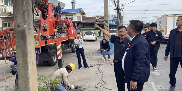 ปทุมธานี ชาวคลองสามโอด ไฟฟ้า ประปาขุดเจาะถนนทำรถติด นายกแดง ลั่น มีโครงการนำสายไฟลงดินเป็นที่แรกของจังหวัด วิงวอนประชาชนอดทน หลังทำเสร็จจะคืนผิวการจราจรให้ดีกว่าเดิม