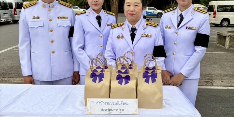 นครปฐม-สปส.นครปฐมร่วมพิธีทำบุญตักบาตรและพิธีวางพวงมาลาถวายราชสักการะพระบาทสมเด็จพระปรเมนทรรามาธิบดีศรีสินทรมหาวชิราวุธ พระมงกุฎเกล้าเจ้าอยู่หัว พระมหาธีรราชเจ้า