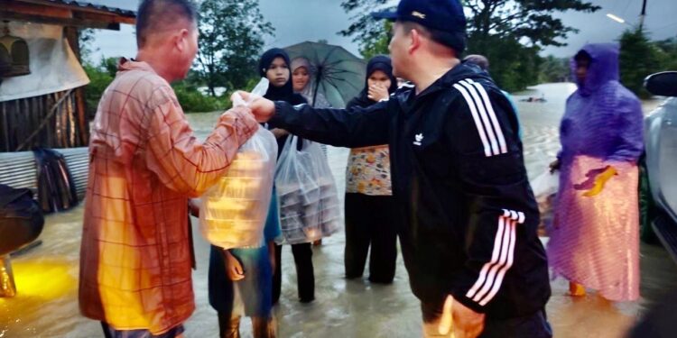 ยะลา – เลขาฯ ศอ.บต. ลุยน้ำท่วมหนุนครัวกลางตำรวจภูธรยะลา เร่งช่วยผู้ประสบภัย
