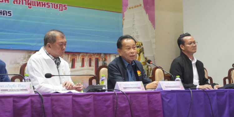 สกลนคร เปิดเวทีรับฟังเสียงประชาชนในการแก้ปัญหาสิทธิ์ทำกินรอบหนองหาร