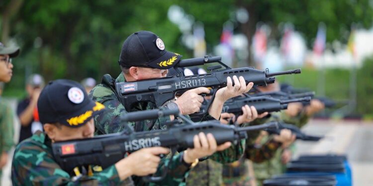 ผช.ผบ.ทบ. ร่วมพิธีปิดการทดสอบยิงปืนทางยุทธวิธีกลุ่มประเทศอาเซียน AARM 2025 ให้กำลังใจกำลังพลที่เข้าร่วมการทดสอบ เสริมขีดความสามารถ–ขยายมิติความร่วมมือด้านความมั่นคงอาเซียน