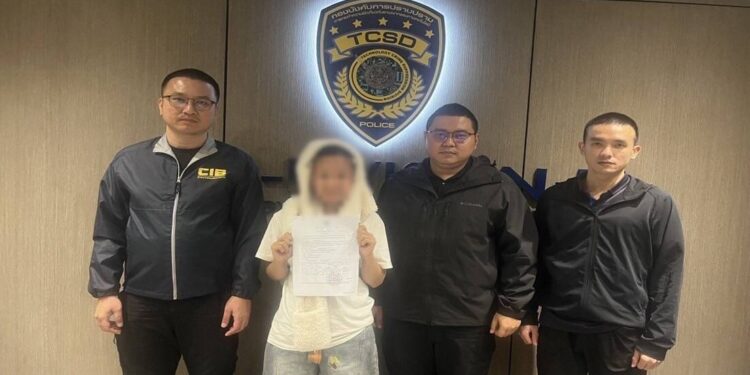 รวบคาสนามบิน เครือข่ายบัญชีม้า โยง 2 คดีดัง  “STICURRENCY – เพจปลอม JIB” รวบ “อาชิง” คนว่าจ้างเปิดบัญชี ขยายผลกวาดล้างทั้งขบวนการ   