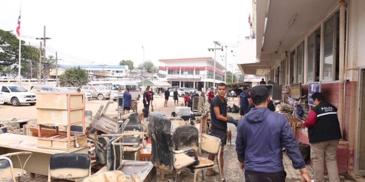 โรงพักยังไม่พร้อม แต่ตำรวจพร้อม 100 % เปิดภาพโรงพักหาดใหญ่ สภาพหลังเจอน้ำท่วม 3 เมตร บิ๊กคลีนนิ่งวันนี้ เตรียมพร้อมเปิดให้บริการประชาชน