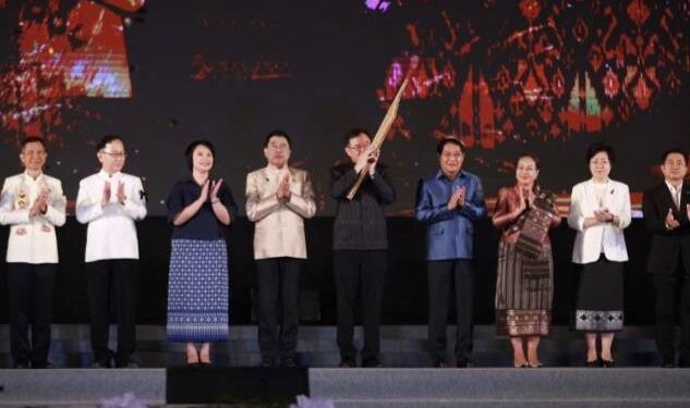 จังหวัดขอนแก่นเปิดยิ่งใหญ่ งานเทศกาลไหมนานาชาติ ประเพณีผูกเสี่ยว และงานกาชาด ประจำปี 2568 ภายใต้แนวคิด “ร้อยเรียงไหม ร้อยรวมใจ น้อมอาลัยแด่พระพันปีหลวง”