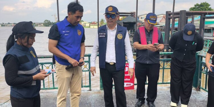 นนทบุรี ฝ่ายปกครองลงพื้นที่ตรวจสอบความแข็งแรงโป๊ะเรือ เตรียมพร้อมวันลอยกระทง