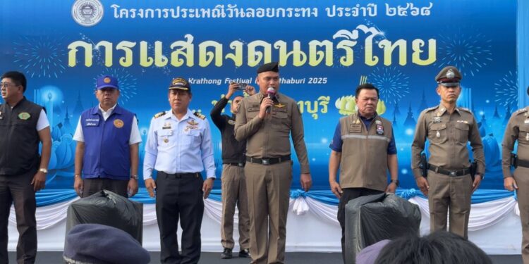 ตำรวจเมืองนนท์ปล่อยแถวรักษาความปลอดภัย “งานลอยกระทง” ท่าน้ำนนท์ ประชาชน-นักเรียนแห่ร่วมงานคึกคัก