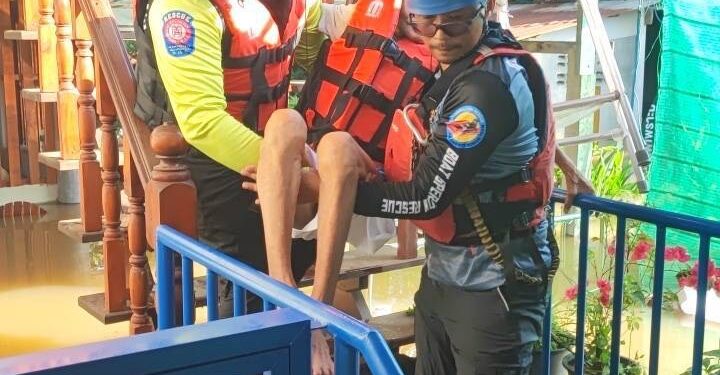 มูลนิธิป่อเต็กตึ๊ง นำโดย อาสาสมัครกู้ภัยจุด สภ.อินทร์บุรี ท่าช้าง และบางระจัน ยังคงผนึกกำลังสู้ภัยน้ำท่วมต่อเนื่อง! จัดตั้งกองอำนวยการรับแจ้งเหตุ-ช่วยเหลือ อพยพ แจกจ่ายถุงยังชีพ และอาหารปรุงสุกบรรจุกล่องพร้อมน้ำดื่ม อาหารสุนัขและแมว แก่ผู้ประสบภัยน้ำท่วมในพื้นที่จังหวัดสิงห์บุรี