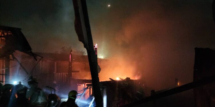 นนทบุรี คลิป เพลิงไหม้บ้านไม้ 2 ชั้น วอด 4 หลัง ลูกชายรีบวิ่งขึ้นชั้น 2 ช่วยพ่อพิการถูกไฟลวก บาดเจ็บ 1 ราย